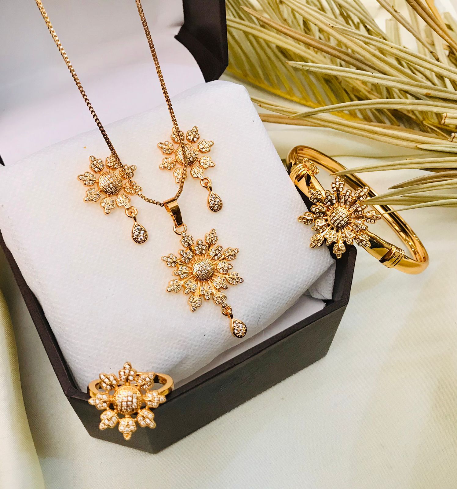 Zircon Leaf Necklace & Kara-01 (Golden)