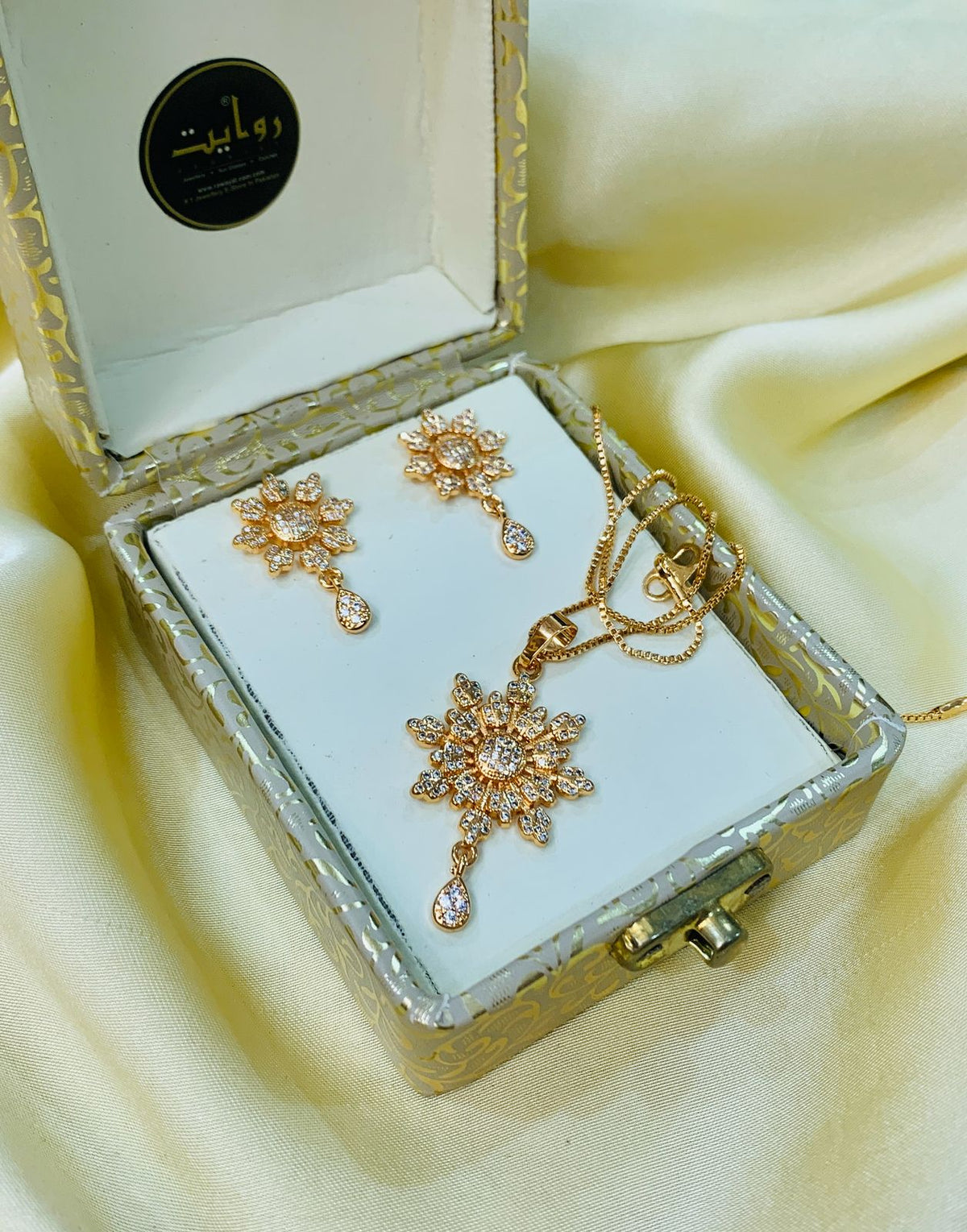 Leaf Zircon Locket Set (Golden)