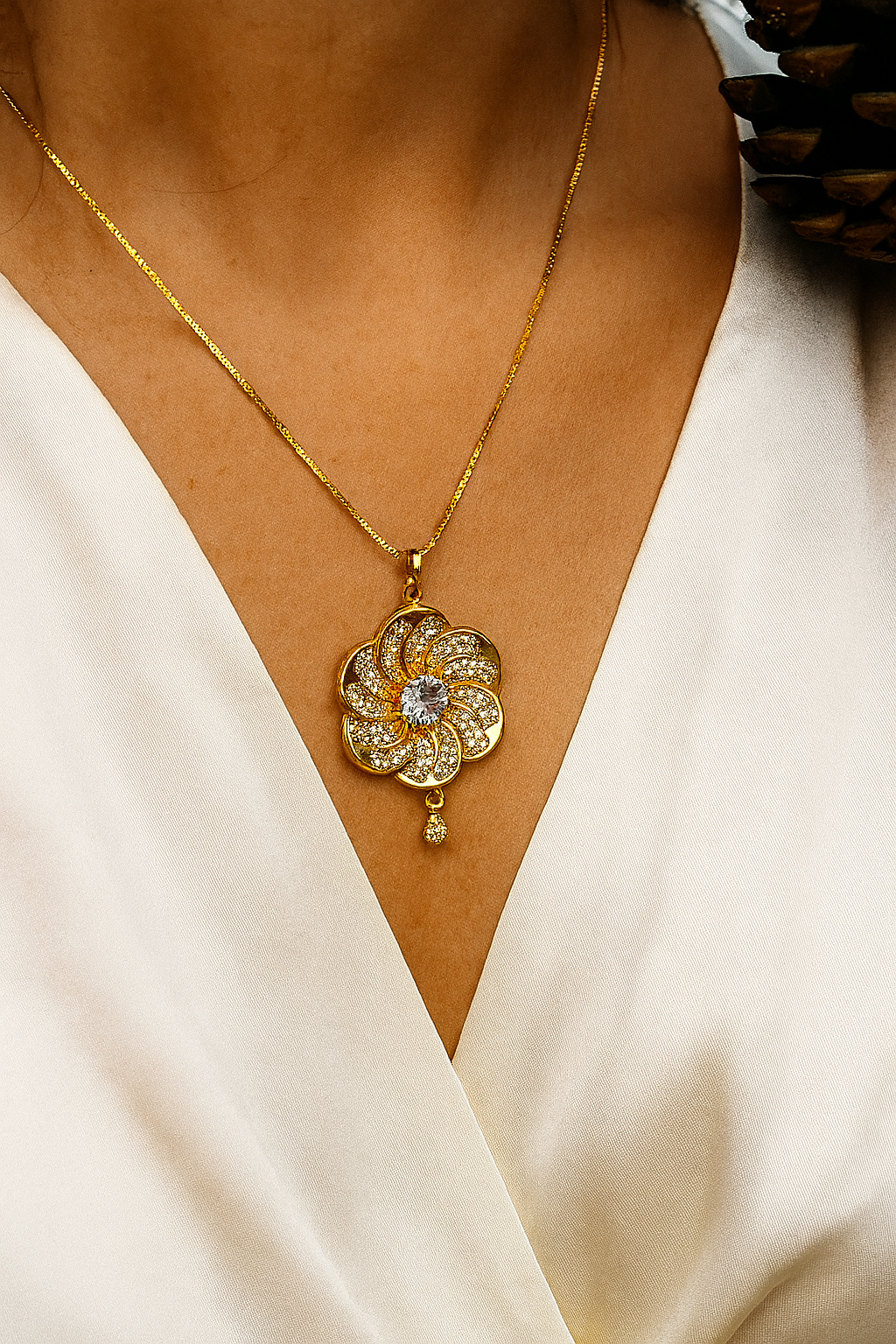 Zircon Pendant-256 (Golden/White)