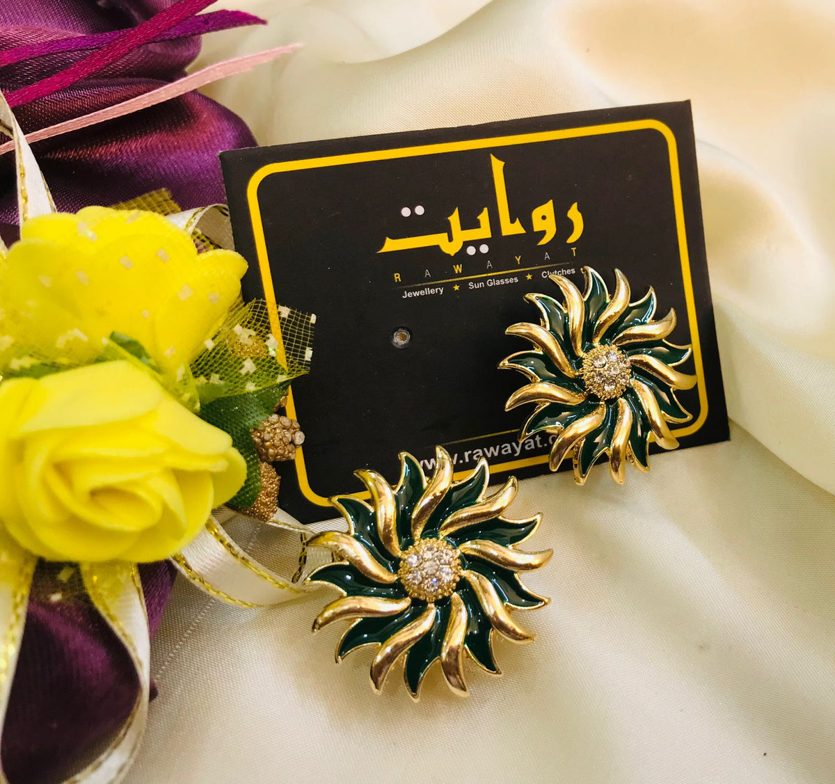 Fancy Studs-90 (Black/Golden)